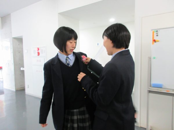 卒業式で２年生から卒業生にコサージュ 花飾り が贈られました 中央学院高等学校 千葉県我孫子市